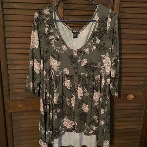 Super pretty floral torrid shirt in gently preowned condition
